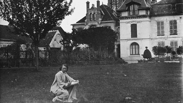 Photographie de Rosa Bonheur dans le jardin de son château